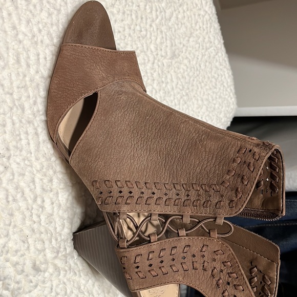 Vince Camuto - Picture 3 of 4